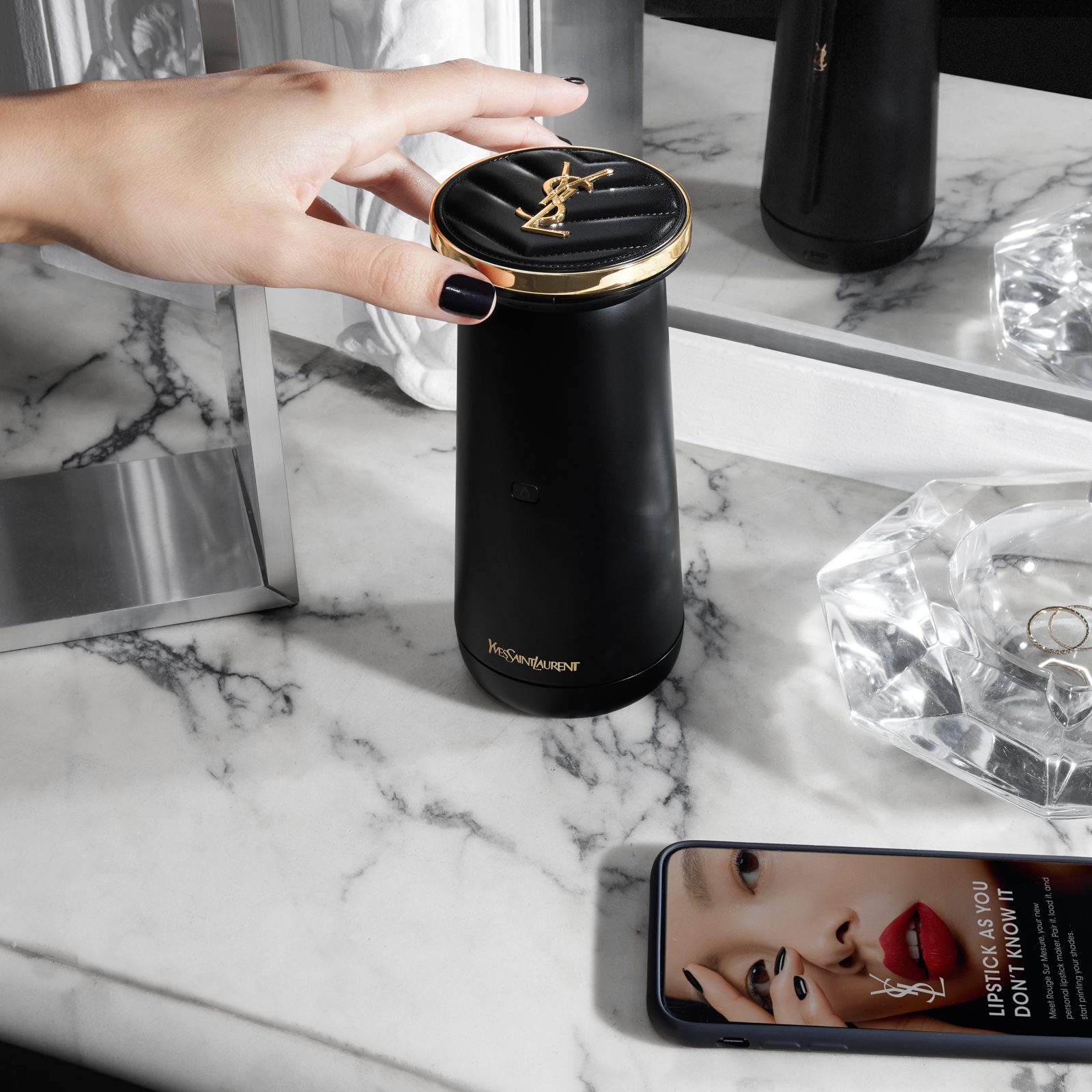 YSLがAI搭載のリップカラー作成デバイスを日本でも発売 4000通りから